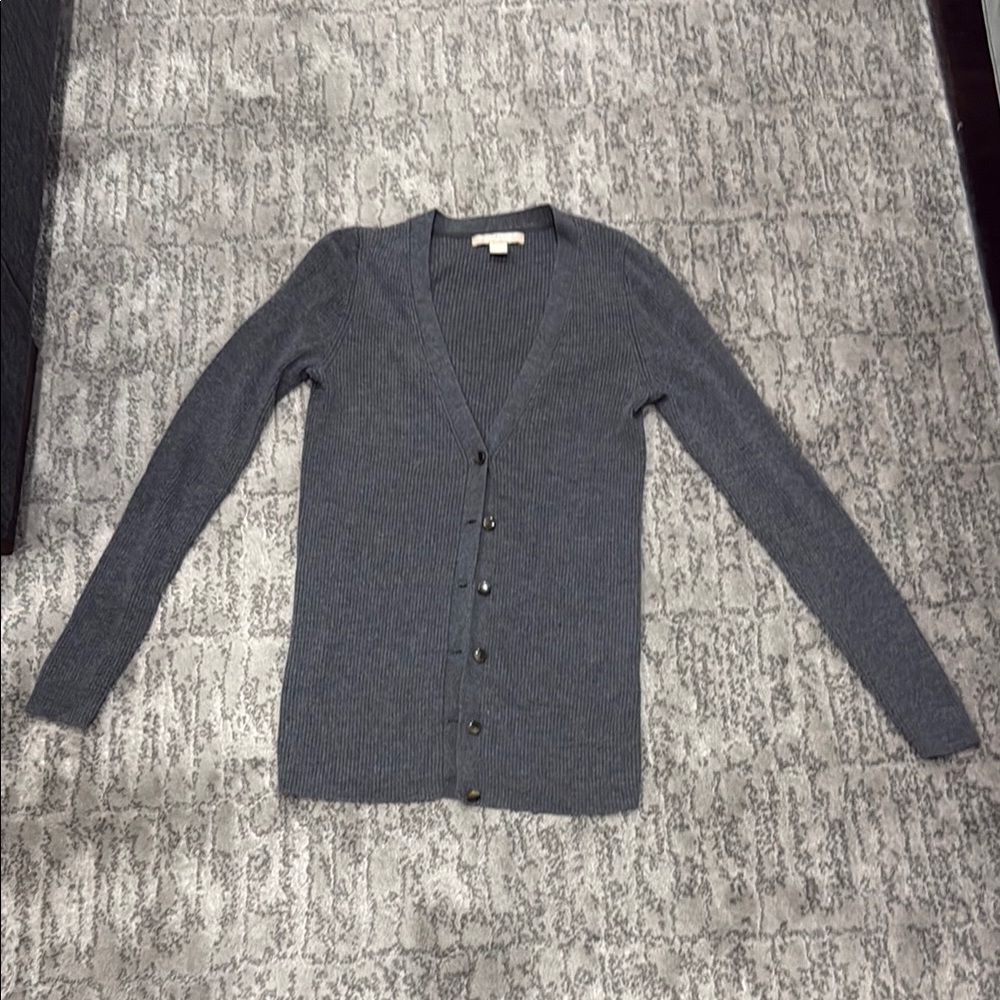 Classic V-Neck Ribbed Button-Front Women's Sweater - Gray